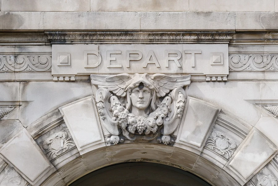 Façade sculptée de la gare Saint-Charles à Marseille