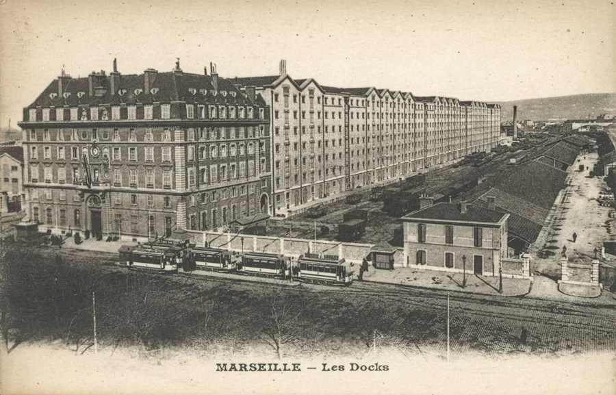 Carte postale ancienne des docks de la Joliette à Marseille, avec des tramways au premier plan
