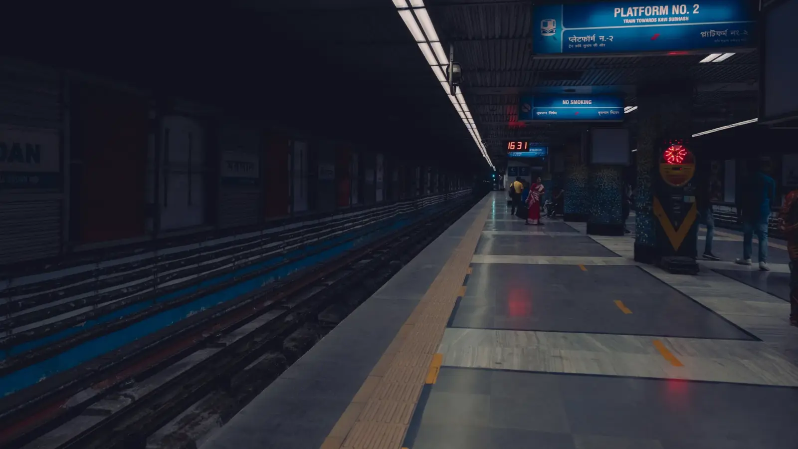 Quai de métro et rame à l&rsquo;arrêt