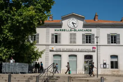 Voyageurs devant la gare de Marseille-Blancarde par temps clair