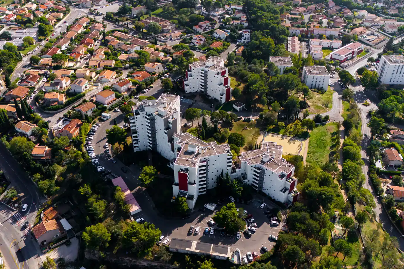 Vue aérienne d'un quartier résidentiel de Marseille, immeubles et maisons