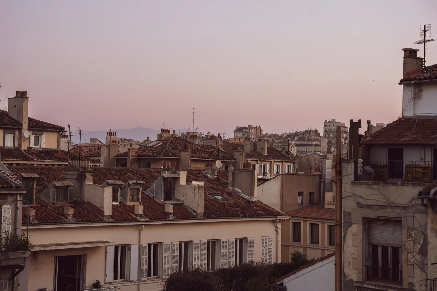 Toits et immeubles d'habitation de Marseille au coucher du soleil