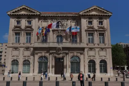 L'hôtel de ville de Marseille et ses drapeaux