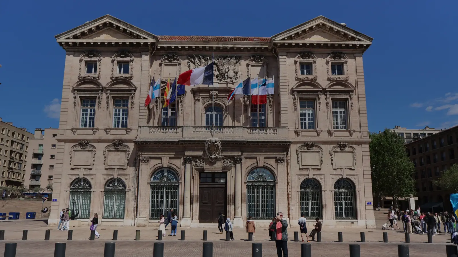 L'hôtel de ville de Marseille et ses drapeaux