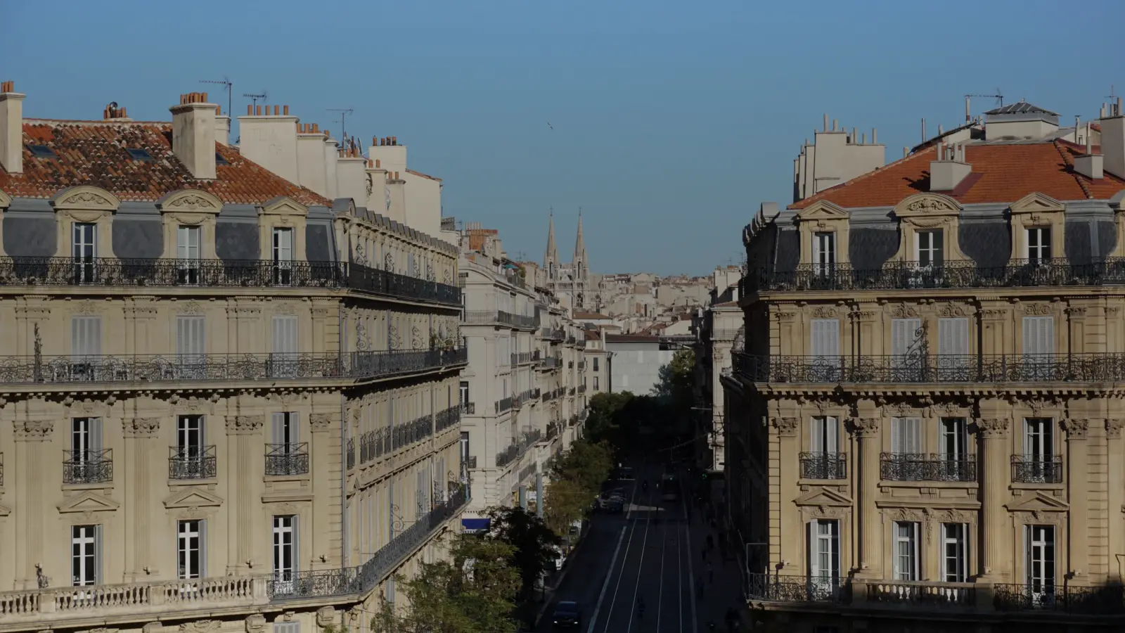 Immeubles anciens de style haussmannien vus d'en haut à Marseille