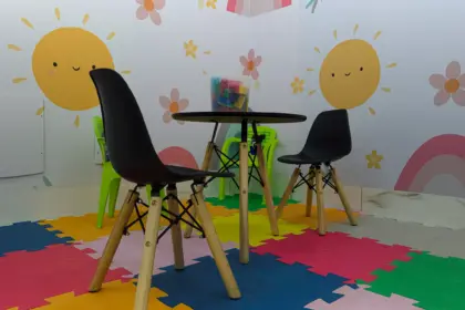Salle de jeux d'une crèche, tapis en mousse et fresque murale