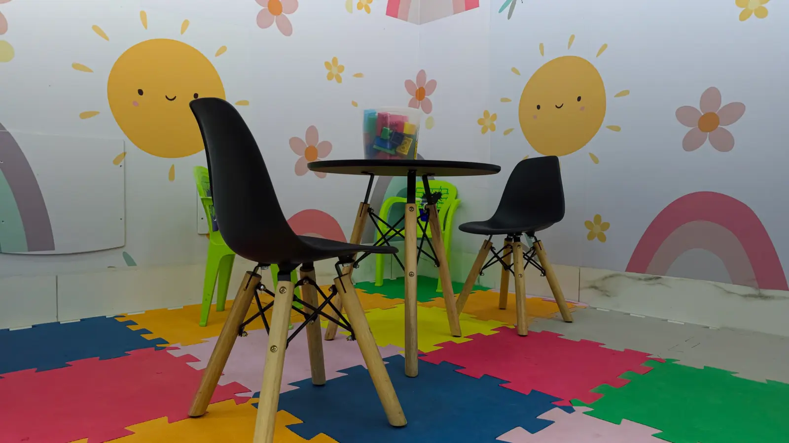 Salle de jeux d'une crèche, tapis en mousse et fresque murale