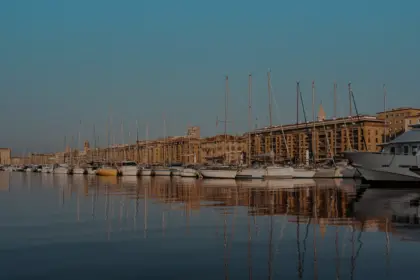 Le Vieux-Port de Marseille et ses bateaux au crépuscule