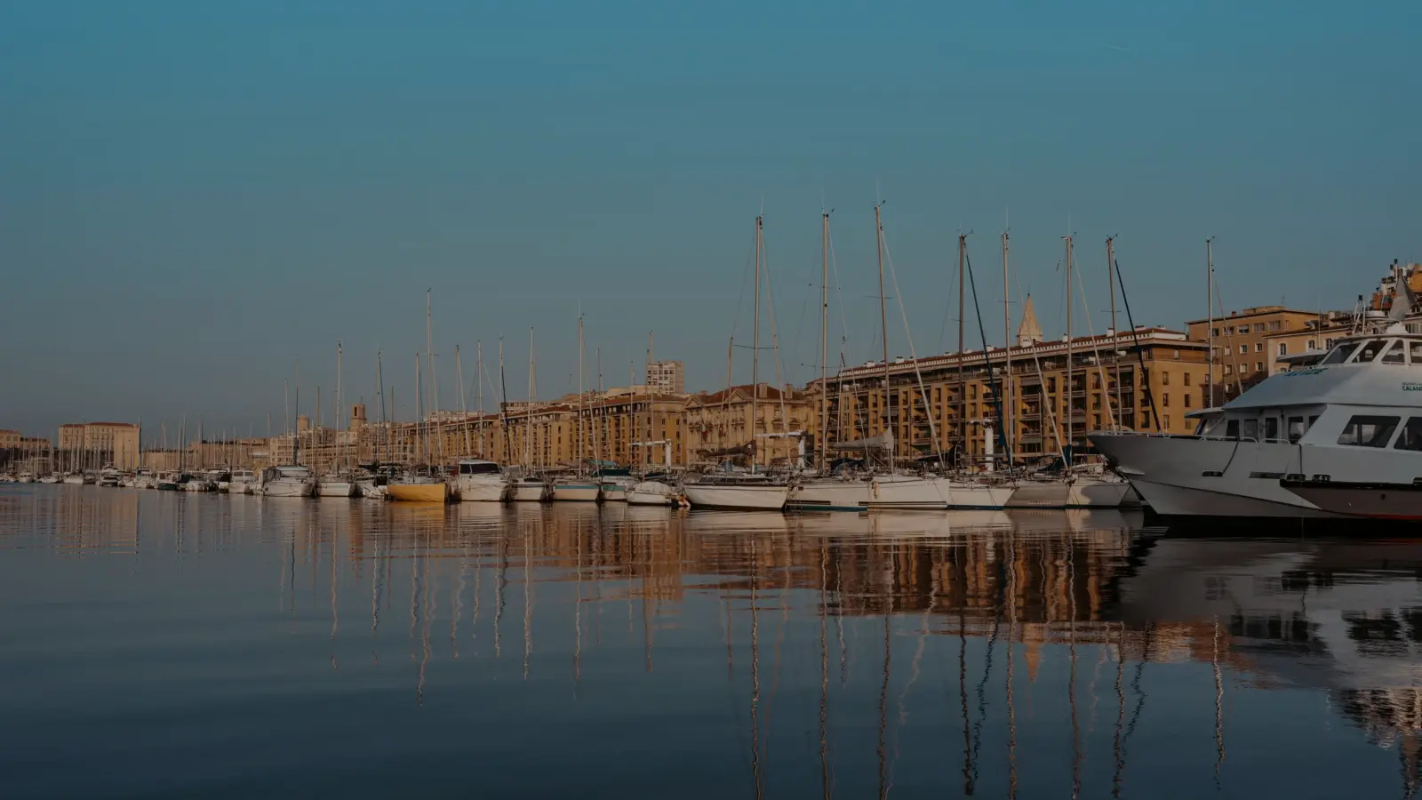 Le Vieux-Port de Marseille et ses bateaux au crépuscule