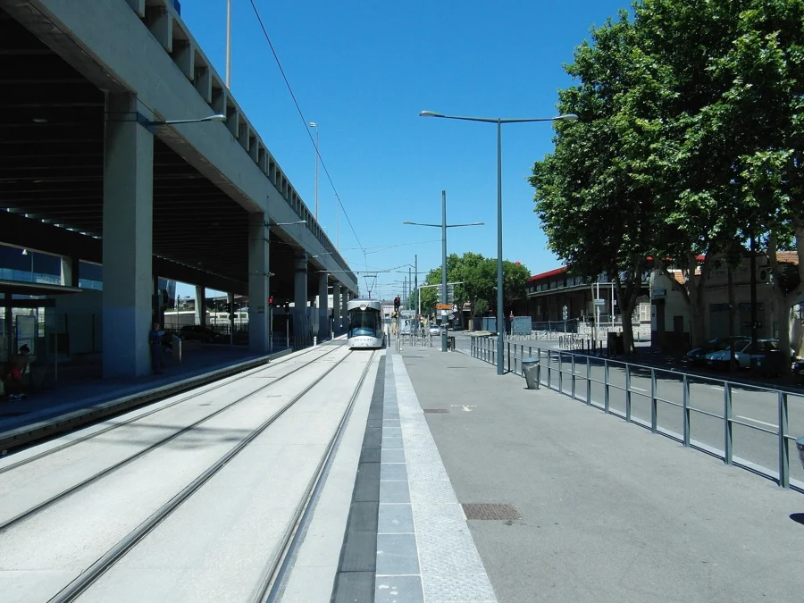 Rames de tramway sur une plateforme en site propre &agrave; Marseille, sous un viaduc