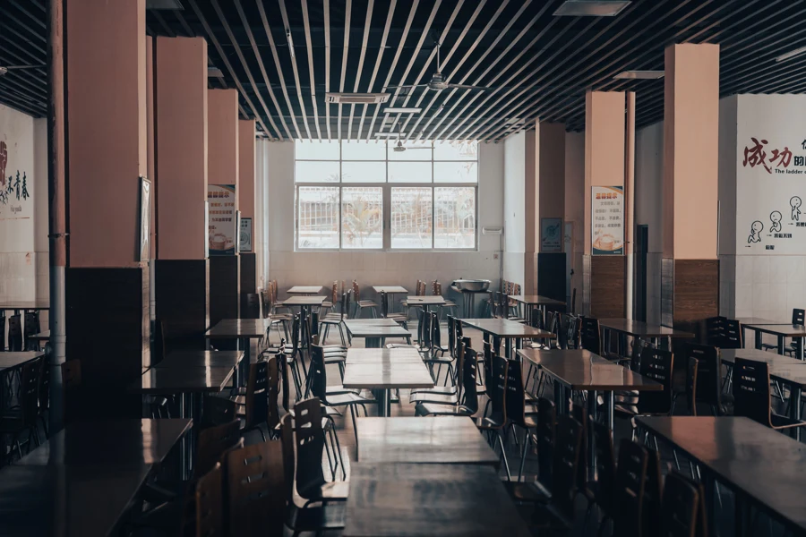 Salle de restauration collective avec tables et chaises