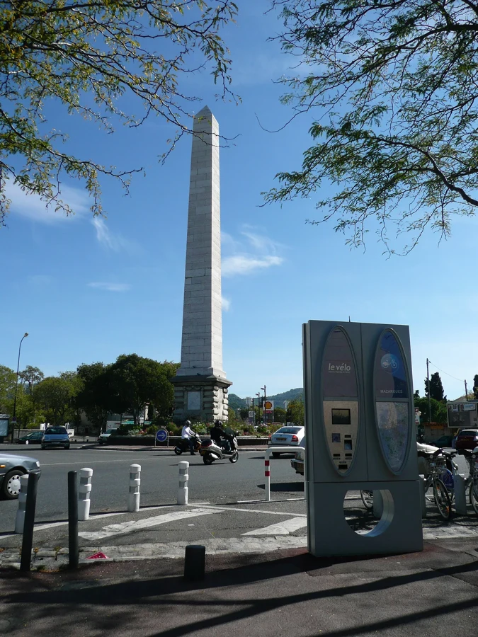 L&rsquo;obélisque du rond-point de Mazargues à Marseille, sous les arbres