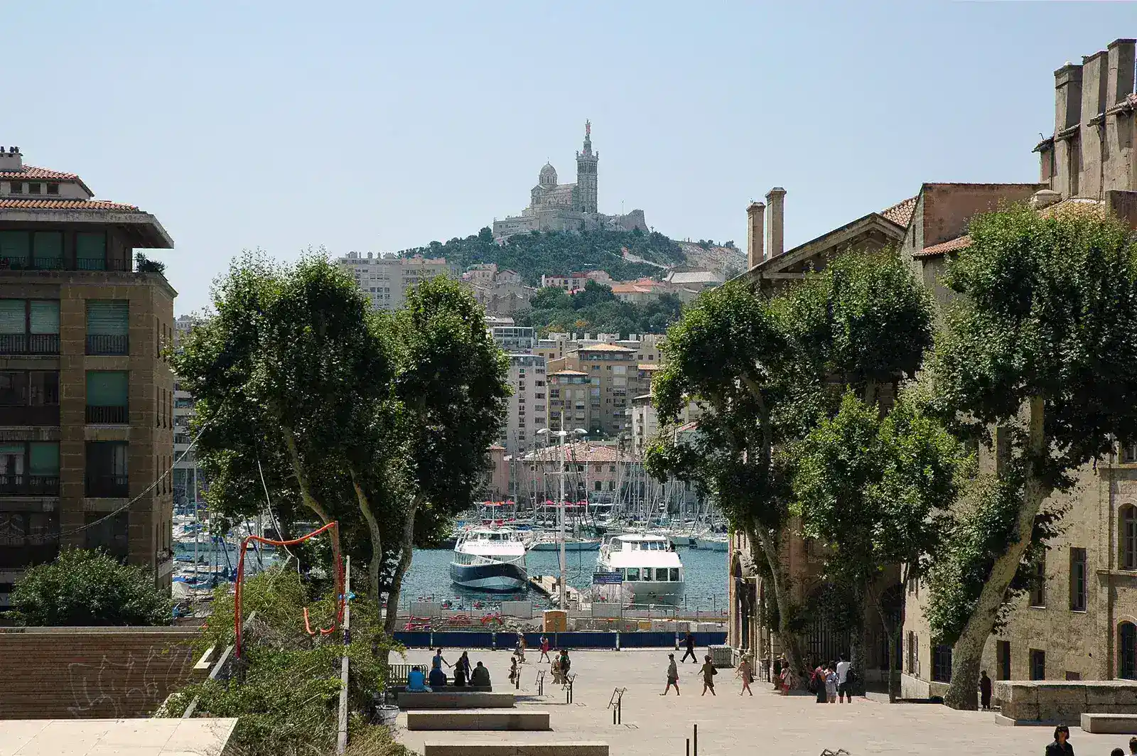 La basilique Notre-Dame de la Garde sur sa colline, vue depuis le Vieux-Port de Marseille